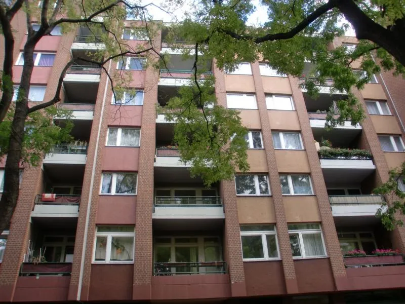 3-Zimmer mit Balkon in verkehrsberuhigter Straße — photo 1
